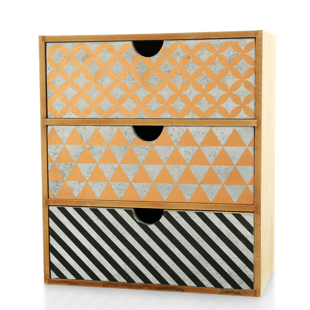 Dekorative Holzkommode mit drei Schubladen und geometrischem Muster im modernen Wohnstil
