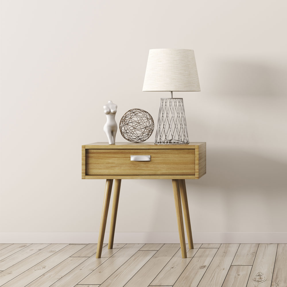 Minimalistischer Nachttisch aus Holz mit Lampe und dekorativen Accessoires im modernen Wohnstil