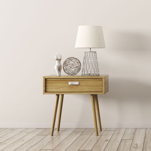Minimalistischer Nachttisch aus Holz mit Lampe und dekorativen Accessoires im modernen Wohnstil
